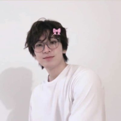 luvvbinsung's profile picture. 💭 𝗍𝗁𝗂𝗌 𝗎𝗌𝖾𝗋 𝗍𝗁𝗂𝗇𝗄𝗌 𝖺𝖻𝗍 𝗁𝖺𝗇 𝗃𝗂𝗌𝗎𝗇𝗀...