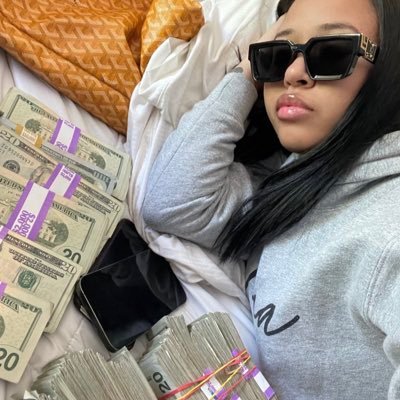 thegoldengirl99's profile picture. 