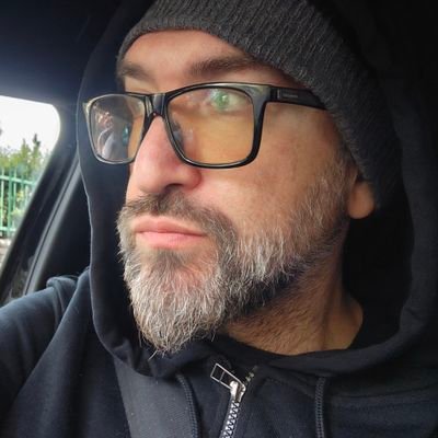 Andrea Di Cienzo è un talentuoso fotografo di matrimonio con sede a Roma, noto per il suo eccezionale stile reportage, cattura ogni sfumatura del vostro evento.
