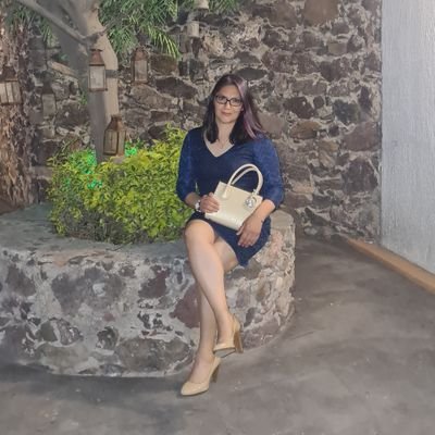 Soñadora, pero aterrizada, la vida me han enseñado a disfrutar cada instante, soy muy neta, amo mucho a los míos, adoro el chocolate, el café y arriba el Ame💓