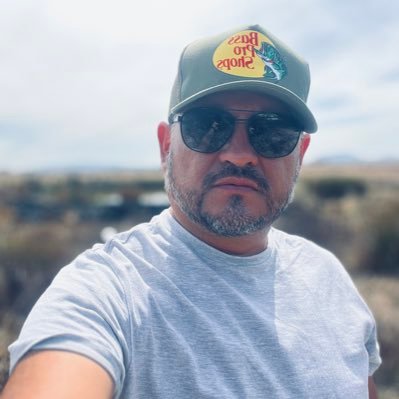 Lic. Psicologia Social, padre de familia, hermano y amigo, con un solo objetivo; vivir como si fuera el ultimo día...