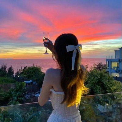 0i_layla's profile picture. My hobbies include talking back and eating snacks🎆