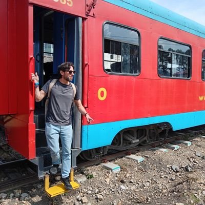 Geólogo, deportista frustrado,  aficionado a la musica poco comercial y a la literatura.