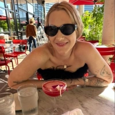 mymomsallergic's profile picture. apologies my good bitch, but what seems to be the fuck? 🫦