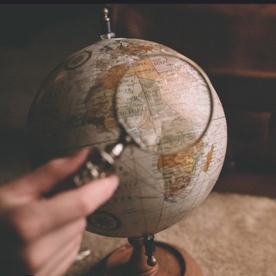 Féru de Géographie et de Voyages. Professeur HG/EMC📚 et Globe-trotteur🌍✈️. Adhérent à l'APHG et bénévole pour l'association 