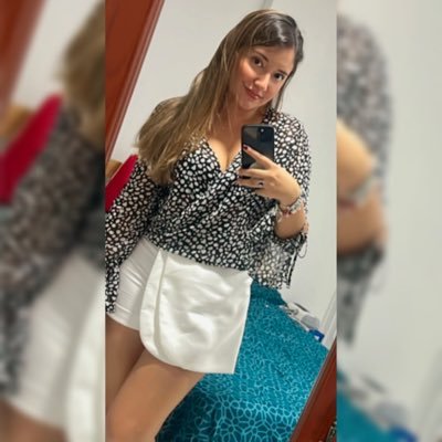 Viviana2605's profile picture. Un poco loca, un poco artista, un poco cruel, un poco payasa,un poco de todo; una perfecta imperfección. Lunática y Bibliófila