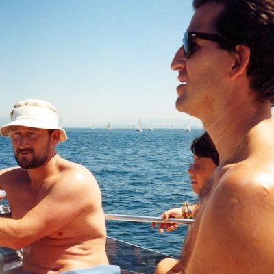 quehostiasmiras's profile picture. Si crees que ser de derechas es bien, puerta. Si eres racista, machista, homófobo o algo así, huye. Si abandonas animales o los maltratas, te reviento.