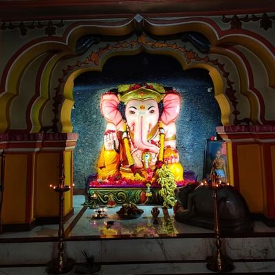 ओढ लावती अशी जीवाला गावाकडची माती
साद घालती पुन्हा नव्याने ती रक्ताची नाती
