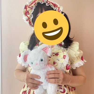 ロリィタファッション大好きです。特にBabyさんや、アンプリさんを好んで着ています。元々は金子功さんのお洋服のファンでした。宜しくお願いします。無言フォロー失礼します。野球観戦やお城巡りも好きです。お茶会お誘い大歓迎です。ちなみに、私はMTFです。
