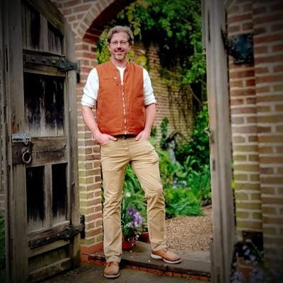 Professional Horticulturalist from East Yorkshire, England. Tending the secret gardens of a beautiful 17th century manor house and my own little patch🌷🌳🌼💐