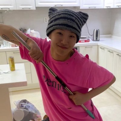 choebyeol22's profile picture. 유찬욱실물보고싶다고➡유찬욱실물봤어 (가끔 옵니다ㅠㅠ)