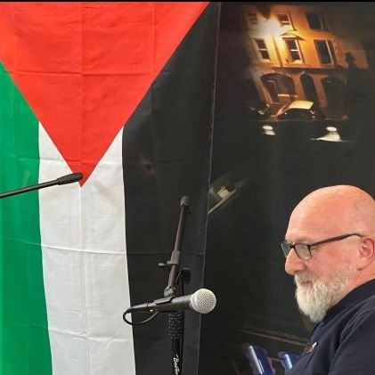 Poblachtanach, Gaeilgeoir, forbróir cluichí, údar, beachaire, TOTH, mo thuairimí féin seachas nuair a ghoidim tuairimí duine eile.
