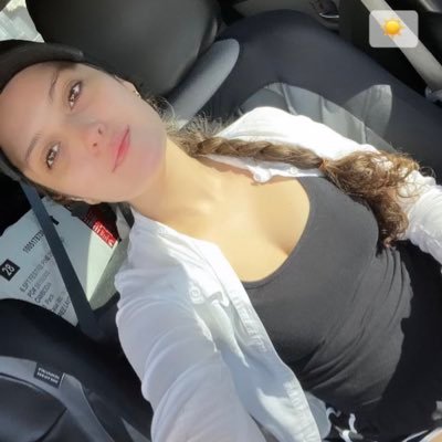Enfermera , Sonriente , soñadora y con toda la actitud de triunfar en la vida .