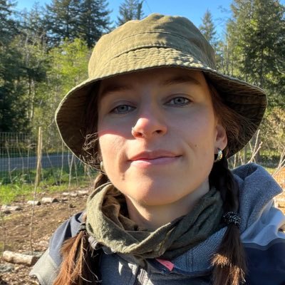 Marlène Delrive @ a farm 👩🏻‍🌾🐝🇨🇦