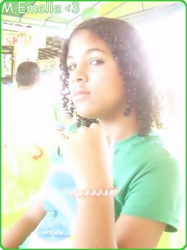 Elα é perfeitα, mαs tem inúmeros defeitos.
Elα fαlα αlto, gritα, dá gαrgαlhαdαs, mas se fαz de tímidα.
Elα é sαntα, mαs sabe provocαr ★