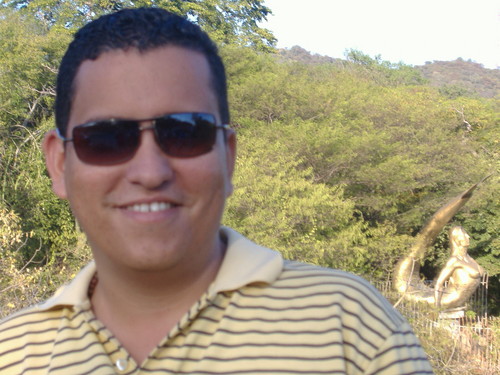 Abogado, especialista en Derecho Laboral y Relaciones Industriales de la Universidad Externado de Colombia y Derecho Administrativo de la universidad Libre de C