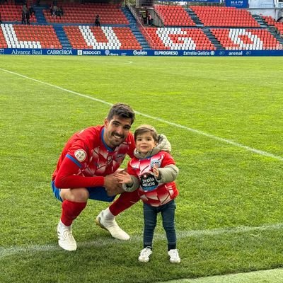 Jugador profesional de fútbol. Córdoba CF, Racing de Santander, Sevilla FC,CD Lugo, Granada CF, Alcorcón,CD Numancia, Córdoba CF, Recreativo de Huelva, CD Lugo.