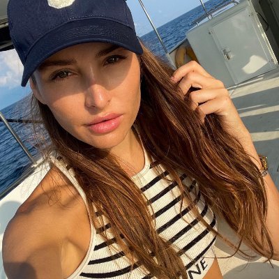 Loves nature and the ocean 💚 Enjoys interacting with people 🌎 Is kind to others ✌🏼
Enjoys sports, golf⛳️ and scuba diving🤿