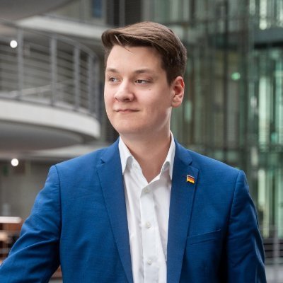 Im Landesvorstand der JuLis SH. Stadtverordneter in Husum. Vorsitzender LFA Digitalisierung und Medien @ FDP SH. Stellv. Vorsitzender der FDP Nordfriesland.