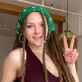 I'm a hippie girl with an insatiable sex drive I can't show many things here it will get me banned! 💚