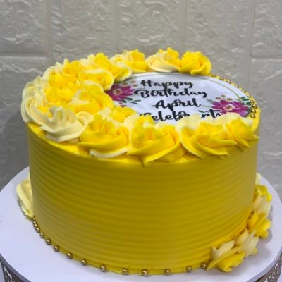 Halimat023's profile picture. I'm different. young and getting it.