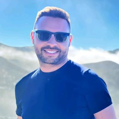 PacoPJ20's profile picture. Historiador (#UNEX), MUFPES (#UNEX).
'El peor día es aquel en que no se ha reído'.