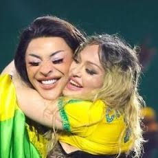 Uma loba mansa, já chega sentindo o cheiro do cu do macho.