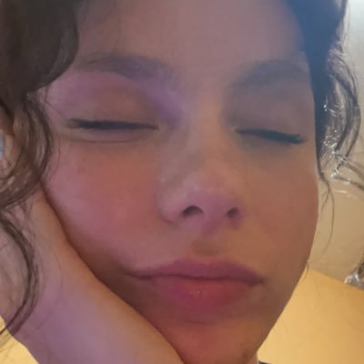 wikichicky's profile picture. expr4ind for friends