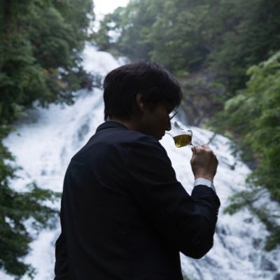 酒造を通じて日本を問い、暫定解を酒に刻み、世界へ放つ。
唯一無二の日本産酒類を醸す、永遠の探究者。
清酒「若盛・門外不出・西堀」醸造元。日光街道小山蒸溜所製造責任者。
日本酒、焼酎、リキュール、スピリッツ、ウォッカ、ジン、ウイスキーを製造。
哲学科出身、元ITエンジニア。会社公式→@nishiborisyuzo