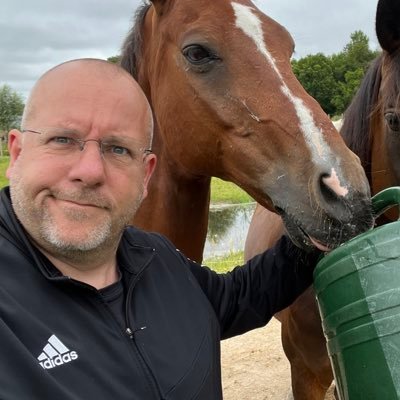 Fotograaf(in ruste) die graag portretten schiet. Paarden liefhebber(fluisteraar). Het zijn gaat voor zingeving. Je bent niet gelijk aan je digitale bestaan.