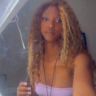 25 years old❤️content creator 💦💕 welcome love ✨small slim and cute💖😘 feet content as well 👣 https://t.co/YQ9H79uNpJ