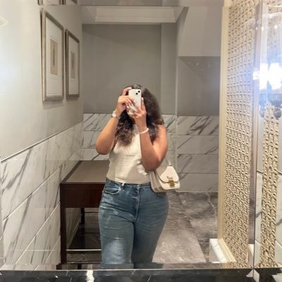 anuxhikha's profile picture. 👻