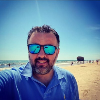 Economista, cristiano, católico, apostólico y romano. Cofrade, Rociero y feriante y por supuesto, ¡¡¡sevillista hasta la muerte!!!