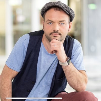 Moderator. Redakteur. Host. Bei BR24-Audio. „27 - Der Podcast zur Europawahl“