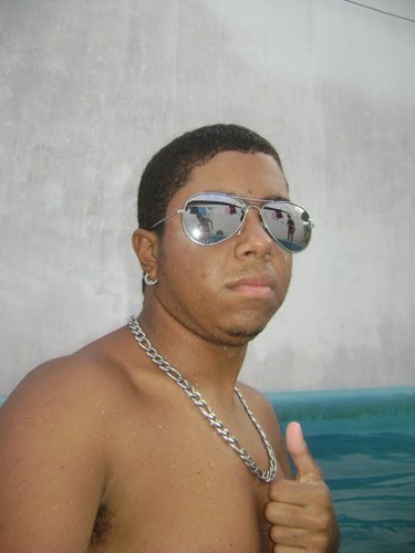 Estudante , esportista , inteligente , engraçado , Super amigo , companheiro , legal , adoro dançar , curto de tudo um pouco e adoro fazer novos amigos