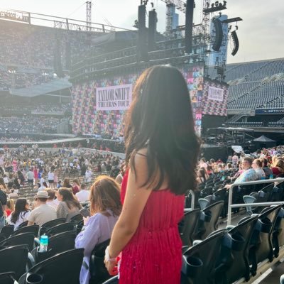 swiftie since '12 | bts '17💜| The Eras Tour Chicago 6/3 💖 The Eras Tour Madrid n1&n2, Milan n1&n2, London closing night ✨