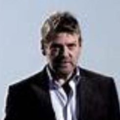 Inspector exiliado por luchar contra las cloacas del estado. Personaje de ficción literaria.
