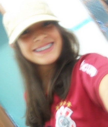 Sou  uma garota animada, cheia de vida, generosa, corajosa, bem humorada e amorosa.Luto pelo q acredito e defendo as pessoas q eu amo.