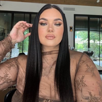 carlyburnss's profile picture. glad ur here 🖤