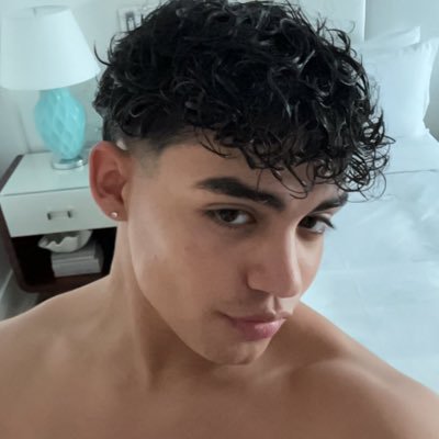 21 and gay and trade anyone? love big thick … profile picture is not me it’s my crush 😻
