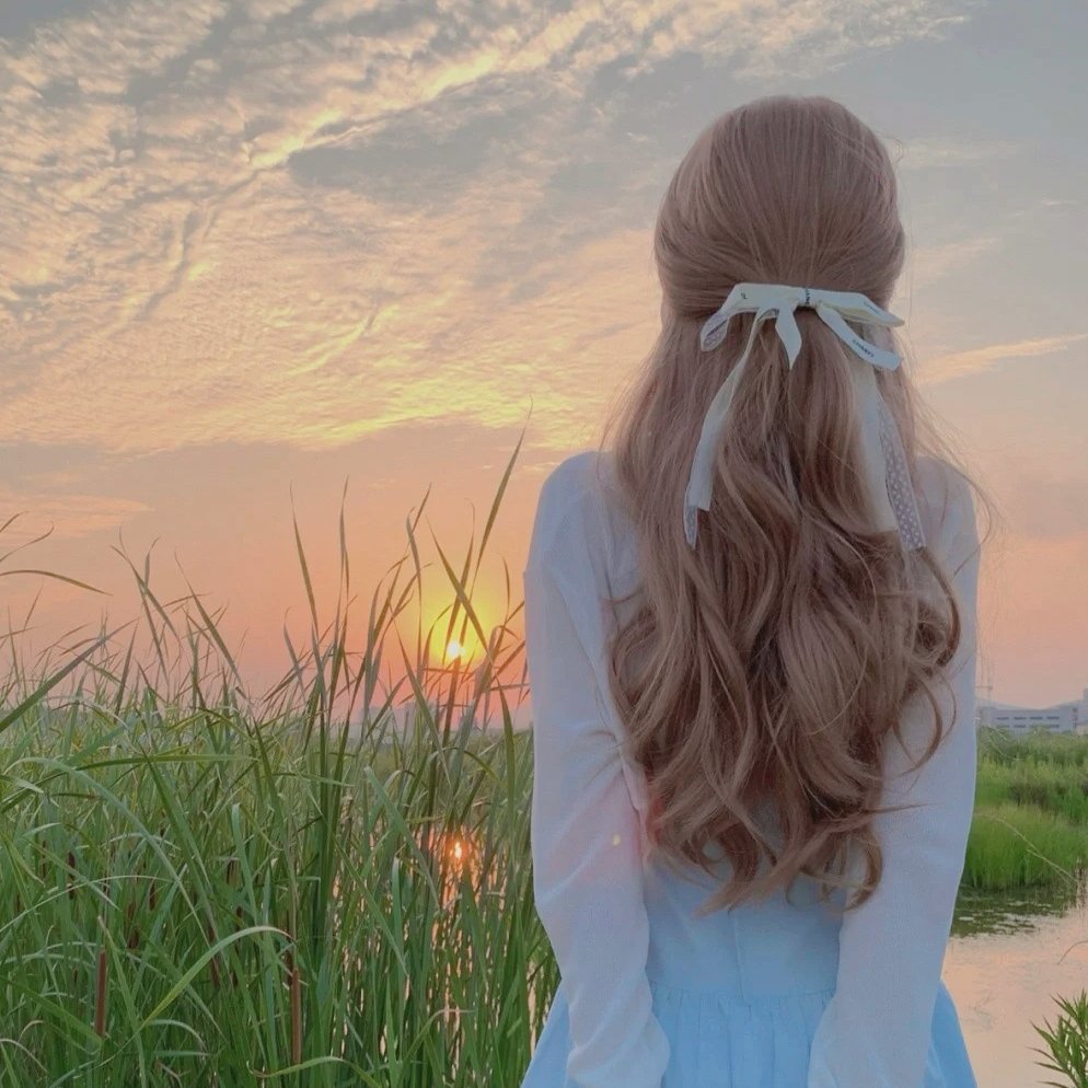 The hem of a girl's skirt can support all the midsummer.š¼š¼