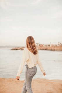 The hem of a girl's skirt can support all the midsummer.🌼🌼