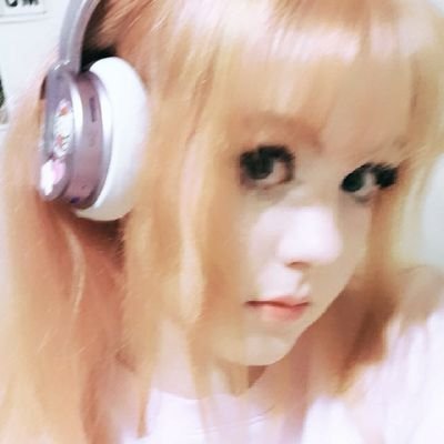 violets4rosez's profile picture. 💌🌸🍓 she/they, femme lesbian art student ! :D in love with the world through the eyes of a girl ♡