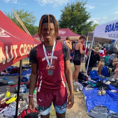 AHS🦅 track and field🏃🏿 football🏈 100m-11.69 / 200m-23.32 /long jump-22 ft /triple jump-13.76/400m - 50.48