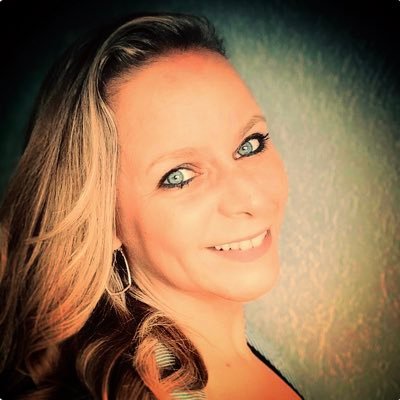 Liegt over haar leeftijd~ heeft 2 parels~ geen gebruiksaanwijzing aanwezig ~ coacht en traint de mini’s maar heeft moeite alle ballen hoog te houden.