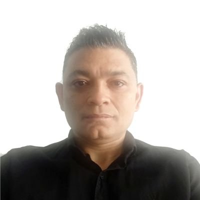 Egresado de la Normal Superior de Medellín, Universidad de Antioquia y UPB.