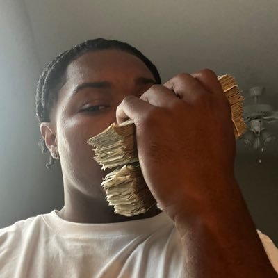 vividdeno's profile picture. FUTURE MILLIONAIRE