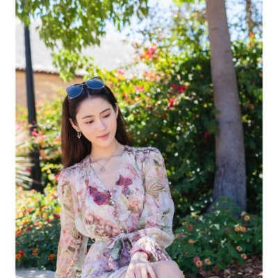 Young Entrepreneur that likes: Traveling, photography, sports, understanding the cultures of various countries, owner of professional aesthetic beauty salon.