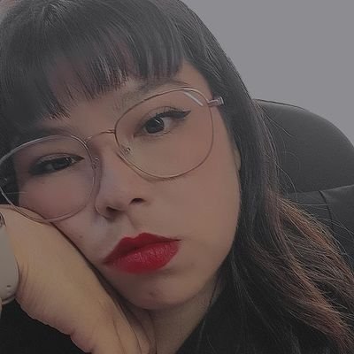 tu nuevo tío incómodo|
la dealer de uñitas chingonas|
ex integrante de BTS
