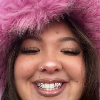 oliviaspann's profile picture. those aren’t my feet, i swear